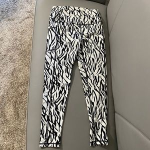 ‼️CLEARANCE‼️ ZYIA Brilliant Safari Zebra print 7/8 24” leggings side pockets.